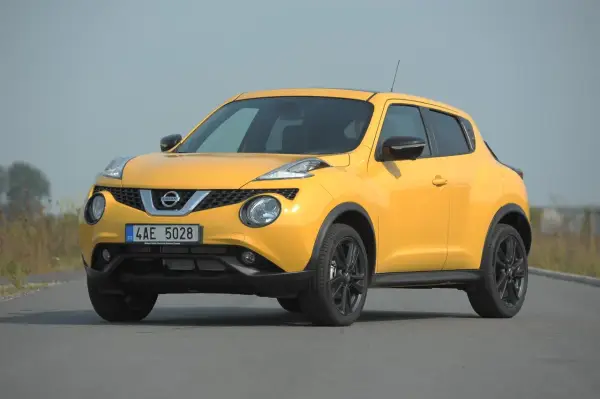 Żółty Nissan Juke na drodze, widok z przodu.