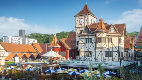 Fachwerkhäuser mit Türmchen und einem Uhrenturm in Blumenau, Brasilien, laden zum Verweilen ein.