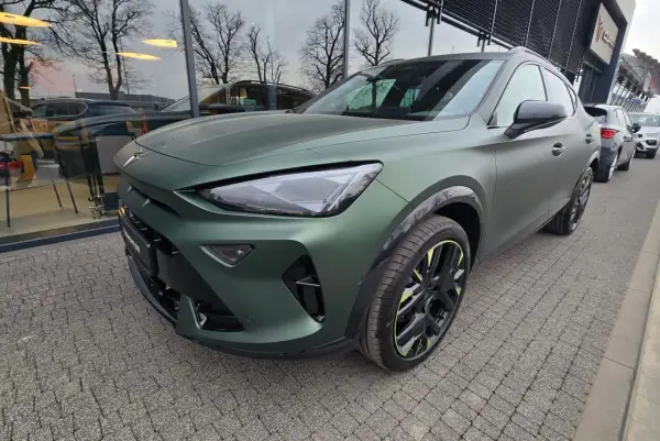Nowa Cupra w matowym, zielonym kolorze prezentuje się imponująco na tle salonu.