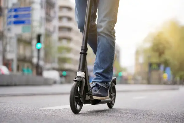 Czy hulajnoga elektryczna można jeździć po chodniku? Sprawdź zasady bezpieczeństwa
