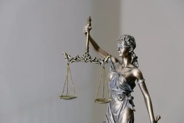 Temida z wagą, symbol sprawiedliwości. Warto pamiętać o terminie na subsydiarny akt oskarżenia.