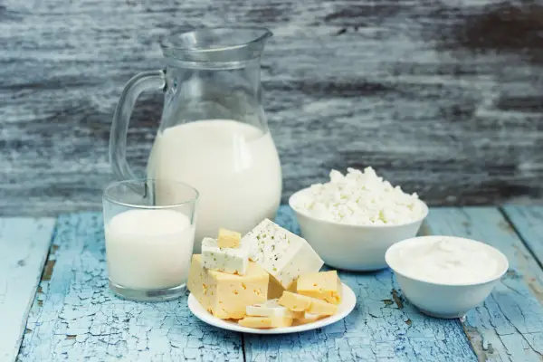 Mleko, ser biały, sery żółte i śmietana. Białko serwatkowe występuje naturalnie w mleku i produktach mlecznych.