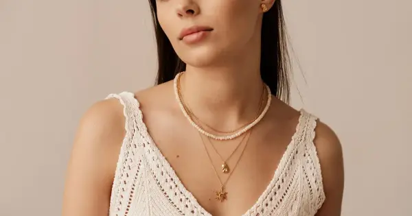 Choker - co oznacza i jak go nosić? Poradnik.