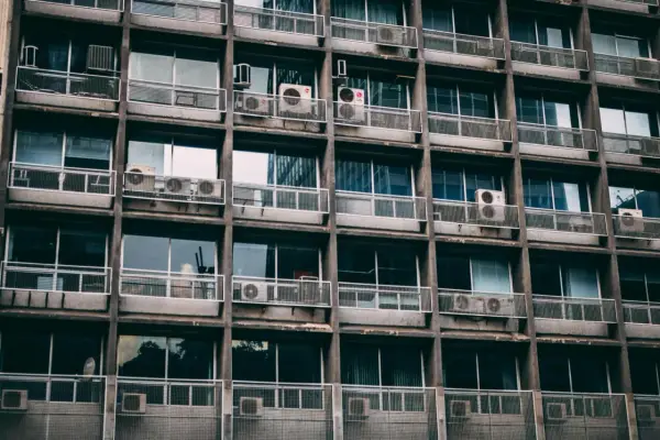 Czy balkon wlicza się do powierzchni mieszkania? Prawda i koszty