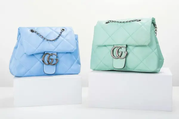 Dwie pikowane torebki damskie Gucci w pastelowych kolorach: błękitnym i miętowym, z charakterystycznym logo GG.