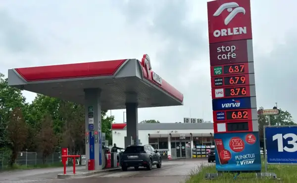 Cena LPG na Orlenie to 3,76 zł. Na tablicy widać też ceny benzyny i diesla.
