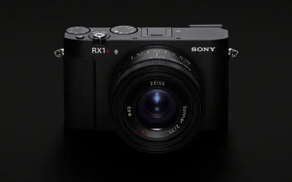 Elegancki aparat Sony RX1R III z obiektywem Zeiss Sonnar 2/35 mm, gotowy do uchwycenia wyjątkowych chwil.