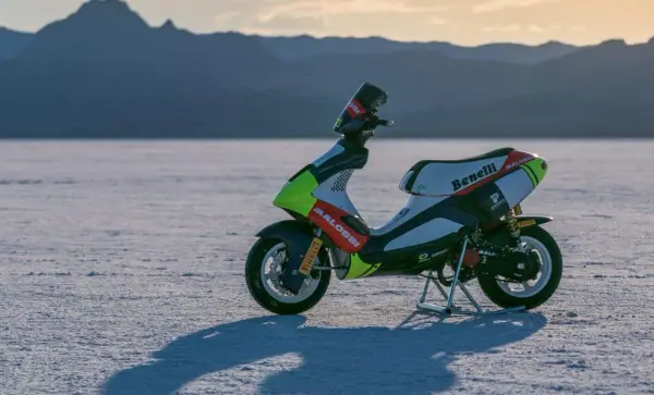 Scooter de carreras Benelli con gráficos Malossi en un paisaje desértico. ¿Cuántos caballos tiene una 49?