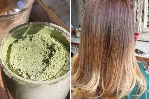 Polvo verde de que es la henna en un recipiente, junto a un cabello teñido con tonos cobrizos y rubios.