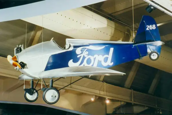 Ein historisches Ford Flugzeug mit blauem Rumpf und dem Ford-Logo, ausgestellt im Museum.
