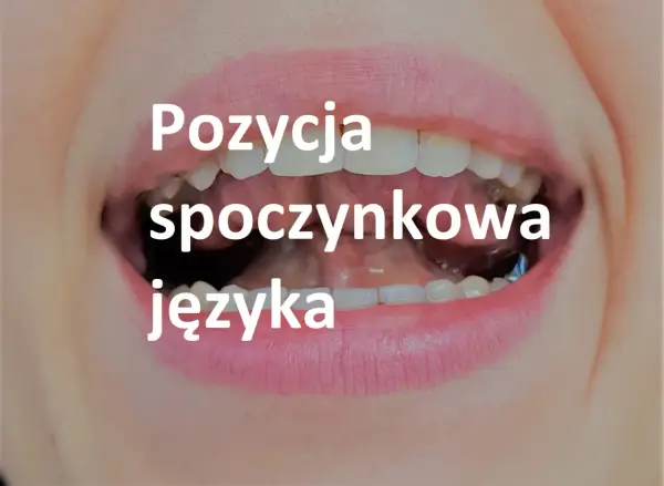 Zbliżenie na usta z widocznymi zębami, tekst "Pozycja spoczynkowa języka" sugeruje ćwiczenia miofunkcjonalne języka.