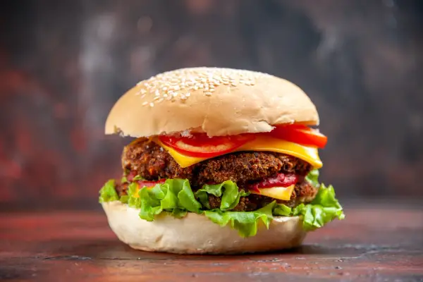 Jak zrobić kotlety do hamburgera, aby zachwycić smakiem i soczystością