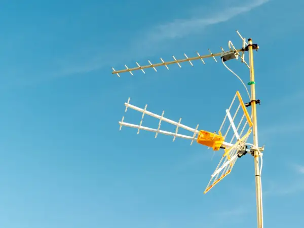 Antena telewizyjna na tle błękitnego nieba. Czy zasilacz antenowy jest potrzebny?