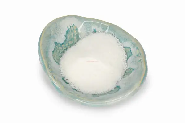 Biały proszek, prawdopodobnie sodium coco sulfate, w ozdobnej, turkusowej miseczce.