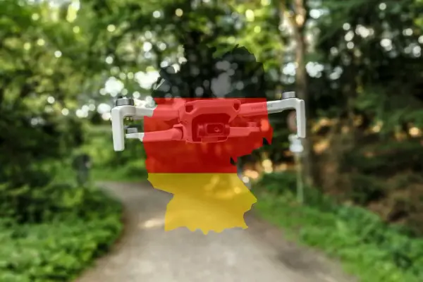 Drohne mit Deutschlandkarte und Flagge, bereit für den c1 Drohnenführerschein.