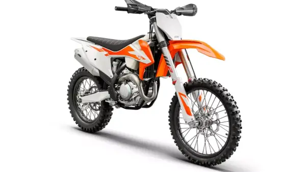 Pomarańczowo-biały motocykl KTM EXC 450, gotowy na teren. Poznaj jego dane techniczne i poczuj moc!