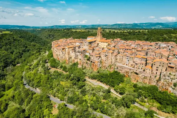 Pitigliano, la "piccola Gerusalemme", aggrappata alla rupe tufacea. Un borgo medievale da scoprire, tra vicoli e panorami mozzafiato.