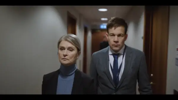 Malte Ekblom går med en kvinna i en korridor.