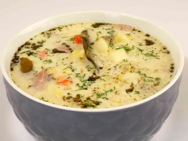 Z czym zupa ogórkowa smakuje najlepiej? Odkryj idealne dodatki
