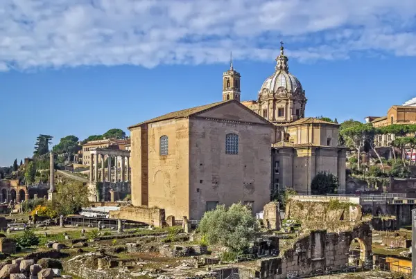 Antica Curia Julia nel Foro Romano, con la cupola di San Luca e Martina e rovine circostanti.
