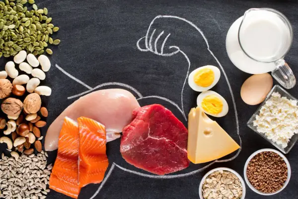 Różnorodne źródła protein w jedzeniu: mięso, ryby, jaja, nabiał, orzechy, nasiona i kasze. Idealne dla budowania mięśni.