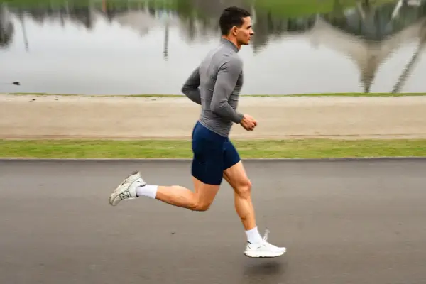 Mann joggt mit voller Energie, der Nachbrenneffekt des Laufens ist spürbar.