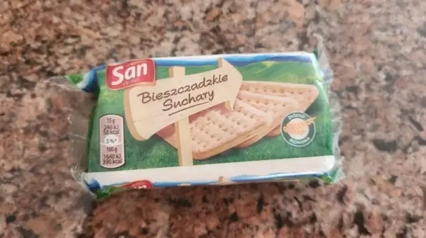 Opakowanie Bieszczadzkich Sucharów San. Etykieta informuje, że są źródłem błonnika, co sugeruje, że czy suchary bieszczadzkie są zdrowe.