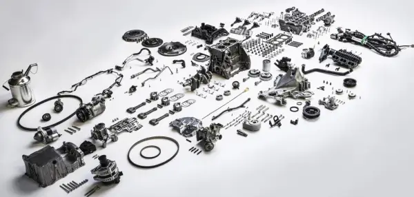 Rozłożony silnik ecoboost: blok, wał korbowy, tłoki, wtryskiwacze, turbosprężarka i inne części.