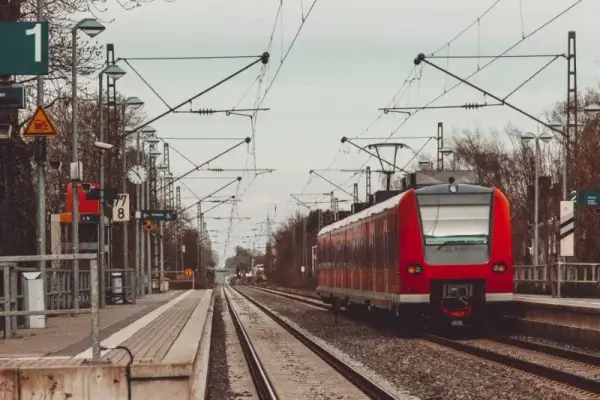 Ile zarabia dyżurny ruchu PKP? Sprawdź, co wpływa na wynagrodzenie