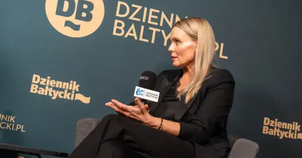 Patrycja Redo Łabędzewska udziela wywiadu dla Dziennika Bałtyckiego, trzymając mikrofon.