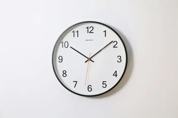 Zegar ścienny pokazuje 10:08. PM i am.