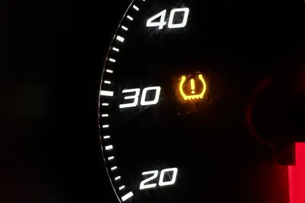 Żółta kontrolka ciśnienia opon świeci się na desce rozdzielczej, obok oznaczeń 30 i 40.