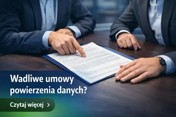 Dwóch mężczyzn w garniturach analizuje umowę powierzenia przetwarzania danych osobowych. Czytaj więcej.