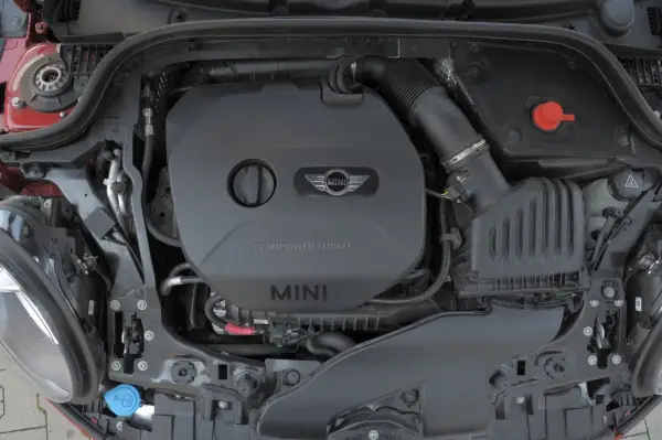 Silnik TwinPower Turbo w Mini F56. Widoczny czarny plastikowy wlot powietrza i czerwony korek.