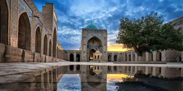 Bujna zieleń drzewa i odbijające się w wodzie zdobione budowle. Uzbekistan z kim graniczy? To kraj w Azji Środkowej, otoczony przez Kazachstan, Turkmenistan, Kirgistan, Tadżykistan i Afganistan.