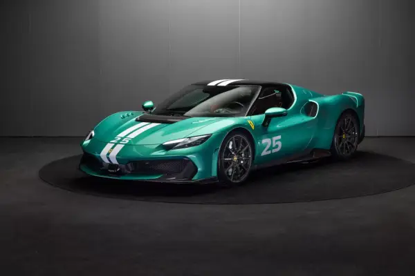 Turkusowe Ferrari 296 z białymi pasami i numerem 25, prezentowane na czarnym tle.