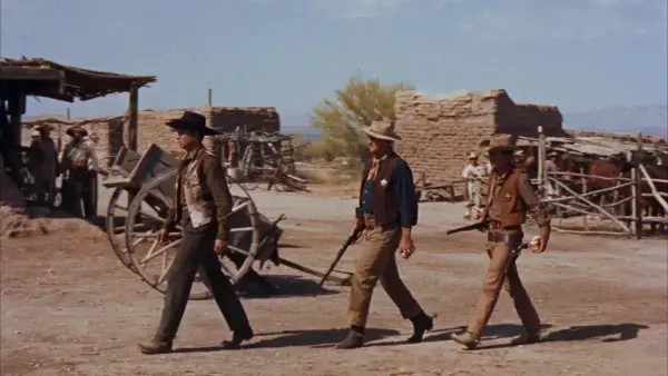 Rio Bravo obsada: John Wayne, Dean Martin i Ricky Nelson idą przez miasteczko.