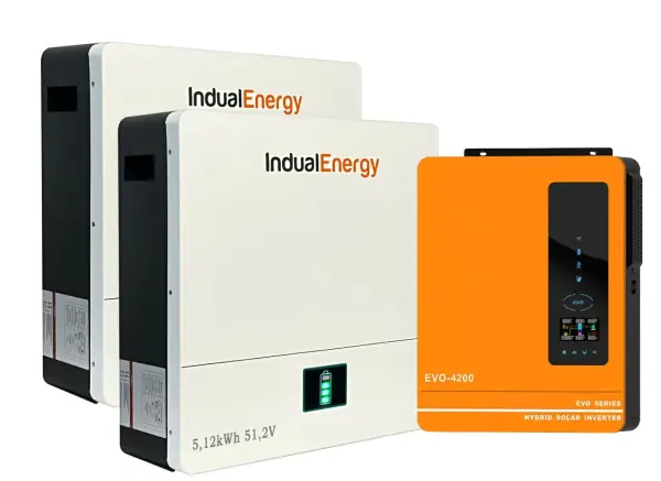Dwa białe urządzenia z logo IndualEnergy i pomarańczowy inwerter hybrydowy on off grid EVO-4200.