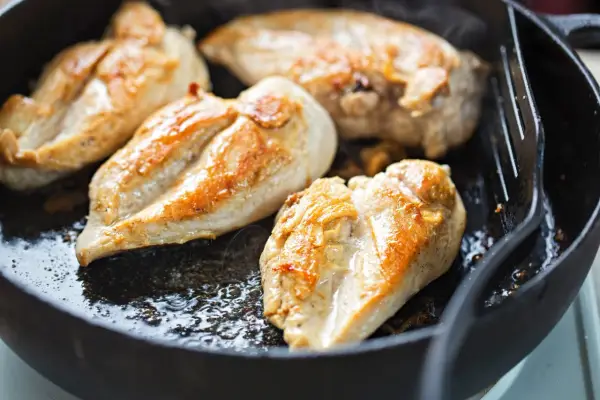 Jak podgrzać pieczonego kurczaka żeby nie był suchy i smaczny