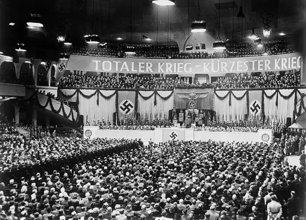Große Menschenmenge im Sportpalast, die der Sportpalastrede zuhört. Banner verkündet "Totaler Krieg".