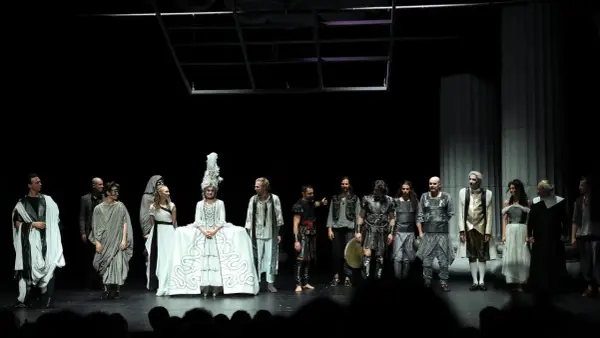 Co to jest teatr? Odkryj jego znaczenie i rolę w sztuce