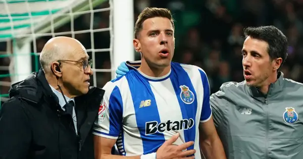 Jan Bednarek z FC Porto opuszcza boisko z powodu kontuzji, wspierany przez sztab medyczny.
