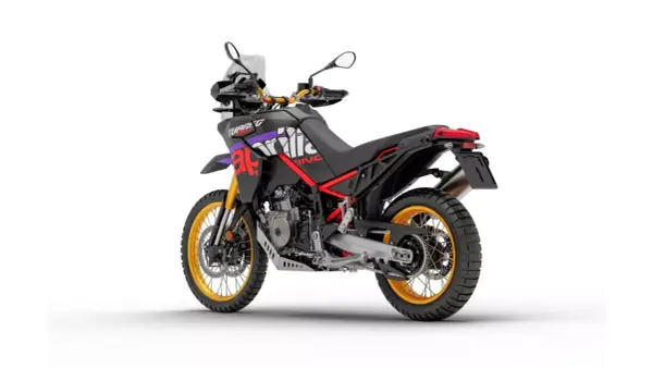 Czarny motocykl Aprilia Tuareg 660 z czerwonymi i fioletowymi akcentami, złote felgi. Dane techniczne tego modelu są imponujące.