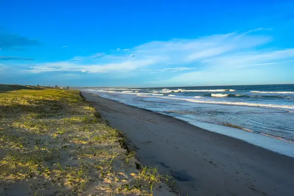Piękna plaża i morze, idealne miejsce na odkrywanie ciekawostek o morzu bałtyckim.