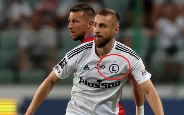 Piłkarz w białej koszulce z logo "L" i gwiazdką. Gwiazdki na koszulkach piłkarzy oznaczają zdobyte mistrzostwa.