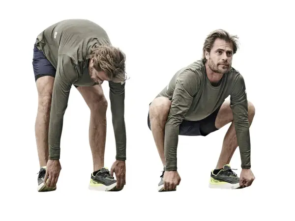Man utför dynamisk stretching, böjer sig framåt med raka ben och rör vid skorna.