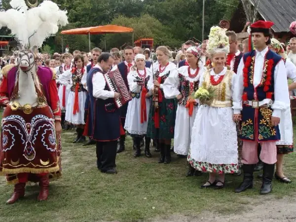 Tradycja dud na weselu: melodie radości i ludowe obrzędy