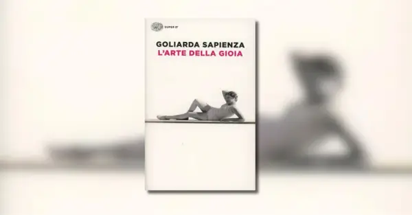 Copertina del libro "L'arte della gioia" di Goliarda Sapienza, con una donna sdraiata in costume da bagno.