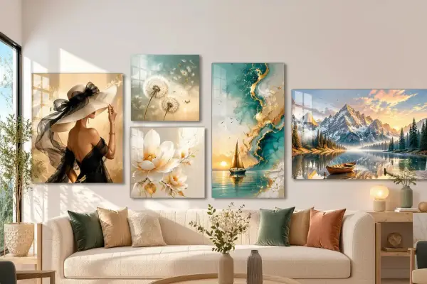 Cinq tableaux sur **mobile en verre** décorent un mur : une femme au chapeau, des pissenlits, une fleur, un voilier et un paysage de montagne.
