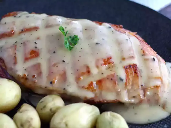 Grillowana pierś kaczki w kremowym sosie, idealna do podania z ziemniaczkami. Dowiedz się, jak zrobić sos z tłuszczu kaczki.
